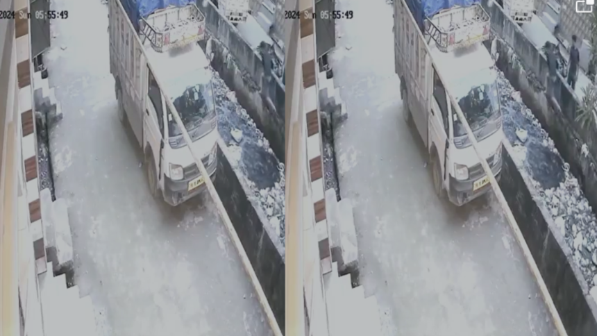 Delhi: जन्मदिन के दिन नाले में गिरने से युवक की हुई मौत, सीसीटीवी फुटेज हुआ वायरल 1 Delhi: जन्मदिन के दिन नाले में गिरने से युवक की हुई मौत