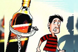 Delhi: विदेशी महंगी शराब की तस्करी करने वाले दो तस्कर गिरफ्तार, 30 बोतलें बरामद