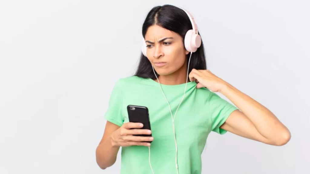 Earbuds Side Effects: जानें कैसे बचें कानों को हानिकारक प्रभाव से