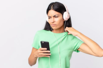 Earbuds Side Effects: जानें कैसे बचें कानों को हानिकारक प्रभाव से