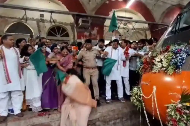 Etawah Bustling: वंदे भारत एक्सप्रेस के झंडा फहराने के समारोह