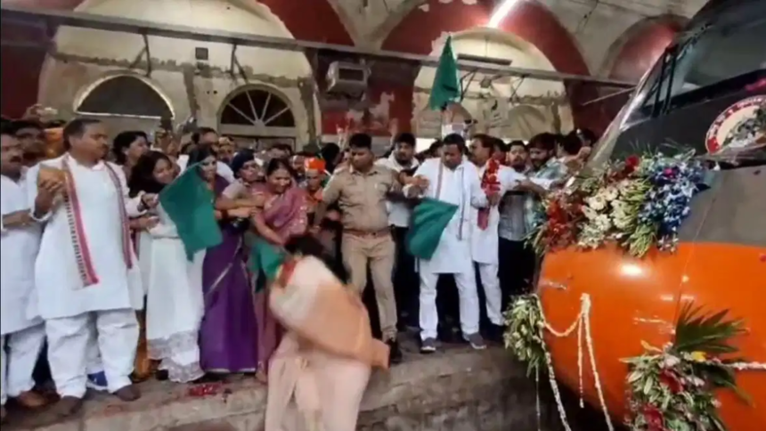 Etawah Bustling: वंदे भारत एक्सप्रेस के झंडा फहराने के समारोह में बीजेपी विधायक ट्रैकों पर गिरीं, वीडियो वायरल 1 Etawah Bustling: वंदे भारत एक्सप्रेस के झंडा फहराने के समारोह