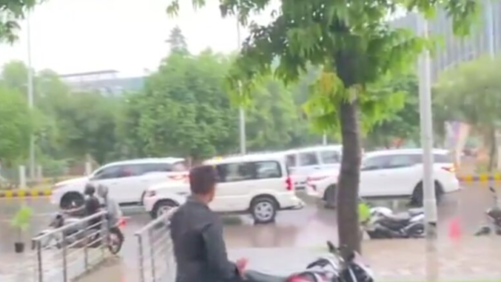 Greater Noida में योगी आदित्यनाथ का काफिला ट्रैफिक जाम में फंसा