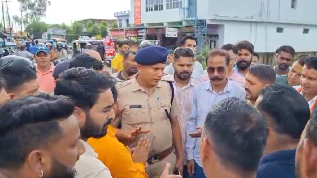 Haldwani: छेड़खानी के आरोप पर हंगामा, हिंदूवादी संगठनों ने की तोड़फोड़