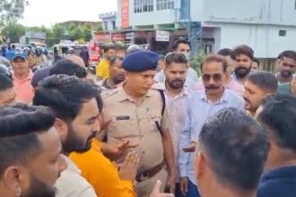 Haldwani: छेड़खानी के आरोप पर हंगामा, हिंदूवादी संगठनों ने की तोड़फोड़