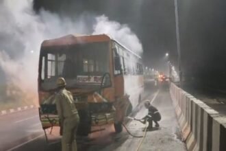 Hapur में रोडवेज बस और ट्रैक्टर की टक्कर, बस में लगी आग