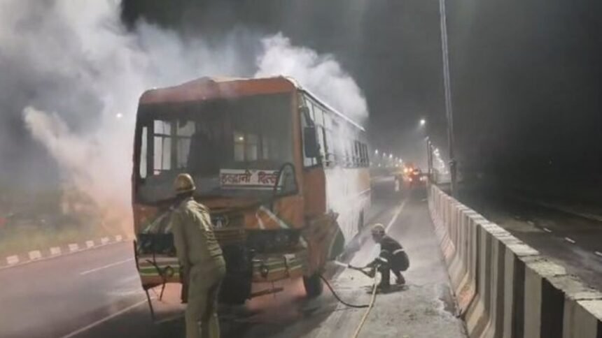 Hapur में रोडवेज बस और ट्रैक्टर की टक्कर, बस में लगी आग
