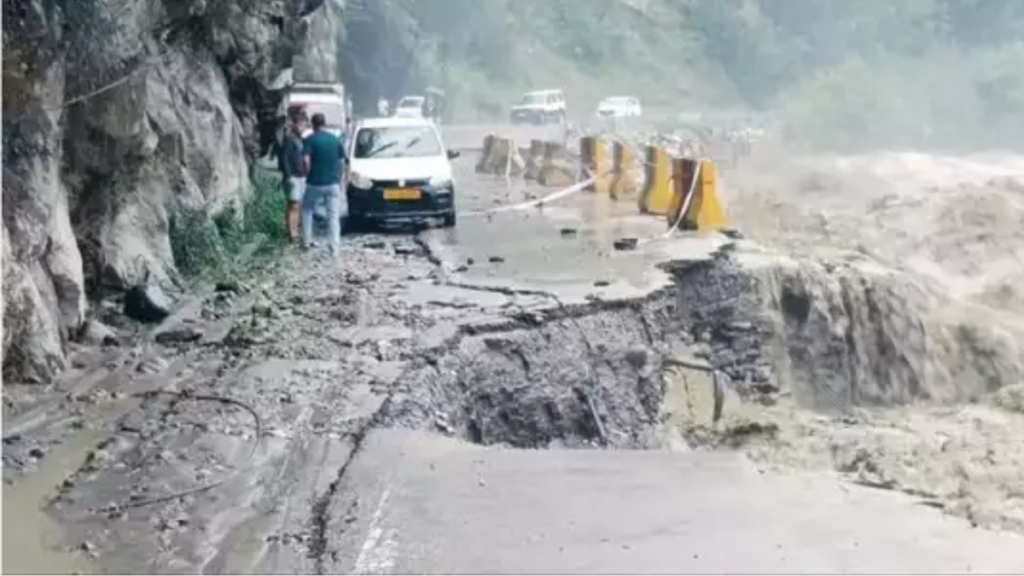 Himachal Pradesh In Heavy Rain: 33 सड़कों को बंद कर दिया