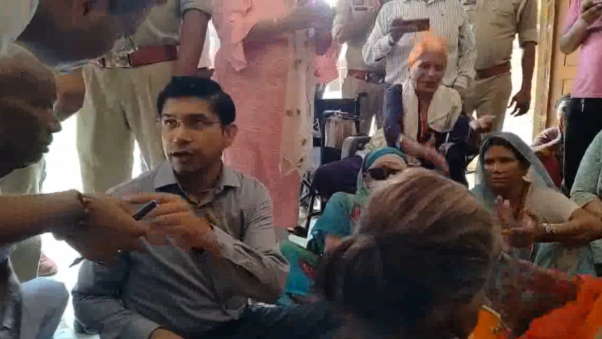 UP: संभल में डीएम IAS राजेंद्र पेंसिया की सादगी की तस्वीरें वायरल, वृद्ध आश्रम में बुजुर्ग महिलाओं के साथ भजन कीर्तन 1 IAS राजेंद्र पेंसिया