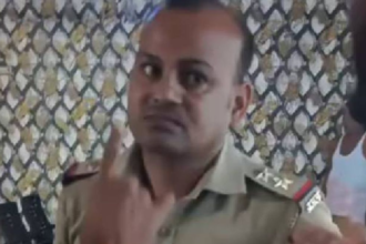 Jhansi में शराबी दरोगा का हंगामा, ढाबा मालिक ने डांटकर भगाया,