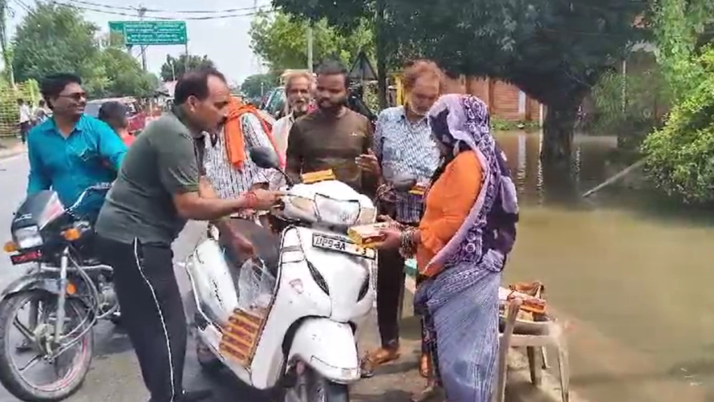 Jhansi: मोठ में भारी बारिश से जलभराव, प्रभावित लोगों को प्रशासन ने वितरित किए भोजन के पैकेट