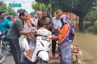 Jhansi: मोठ में भारी बारिश से जलभराव, प्रभावित लोगों को प्रशासन ने वितरित किए भोजन के पैकेट