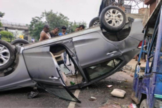 Lucknow: तेज रफ्तार अनियंत्रित कार पलटी, दो लोगों की मौत