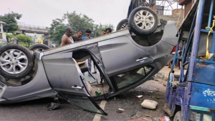 Lucknow: तेज रफ्तार अनियंत्रित कार पलटी, दो लोगों की मौत