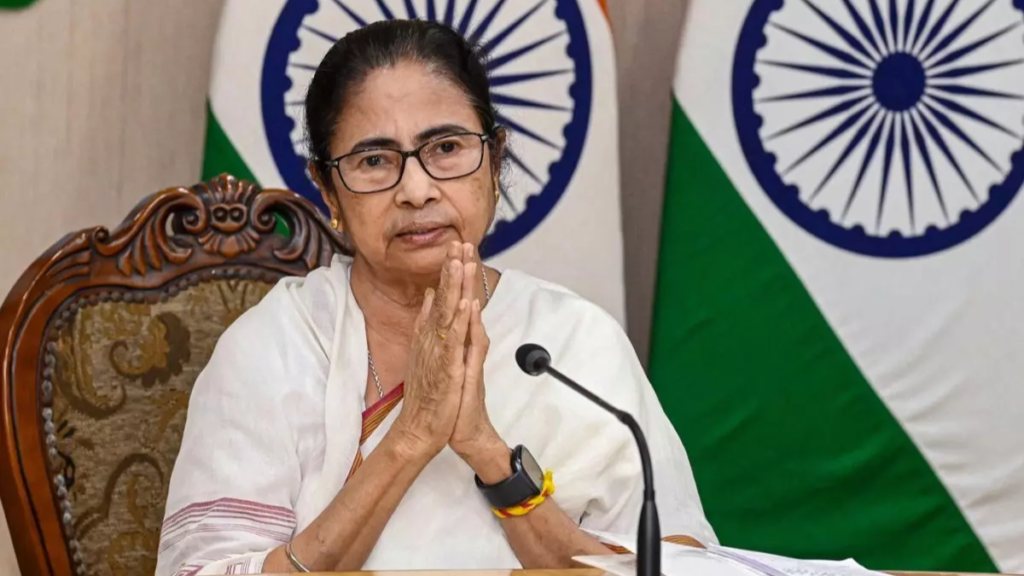 Mamata Banerjee Latest News: ममता बनर्जी का विरोध स्थल पर अचानक दौरा डॉक्टरों से की मुलाकात और संबोधित किया