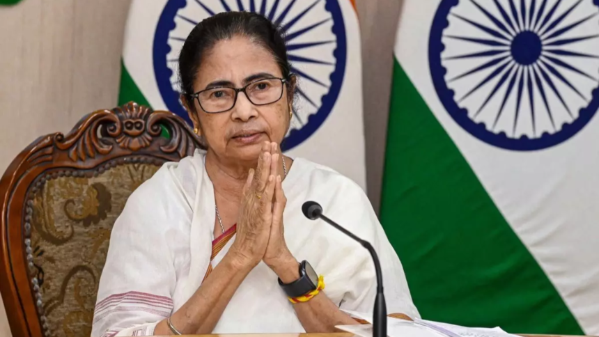 Mamata Banerjee Latest News: ममता बनर्जी का विरोध स्थल पर अचानक दौरा डॉक्टरों से की मुलाकात और संबोधित किया