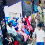 Mathura: पुलिस की मानवीयता, भीड़ के दबाव में दबी 3 लोगों की जान बचाई