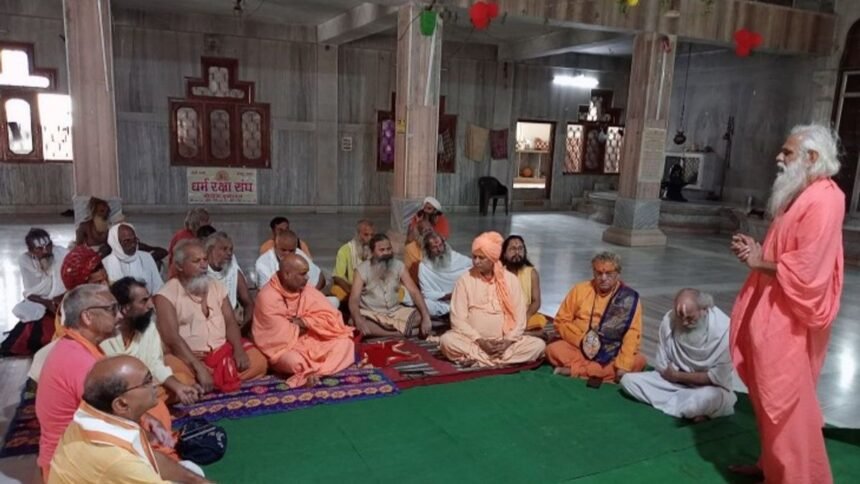 Mathura: श्रीराम मंदिर में धर्म सभा, प्रशासन से अवैध मजार हटाने की मांग