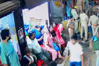 Mathura: पुलिस की मानवीयता, भीड़ के दबाव में दबी 3 लोगों की जान बचाई