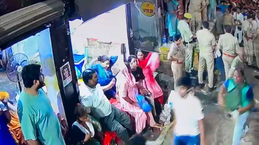Mathura: पुलिस की मानवीयता, भीड़ के दबाव में दबी 3 लोगों की जान बचाई