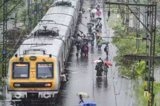 Mathura में हुई ट्रेन दुर्घटना, दिल्ली-मुंबई रेल मार्ग पर 11 ट्रेनों की रद्दीकरण और 12 डायवर्शन