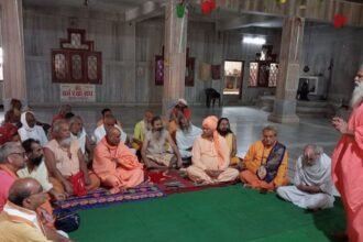Mathura: श्रीराम मंदिर में धर्म सभा, प्रशासन से अवैध मजार हटाने की मांग