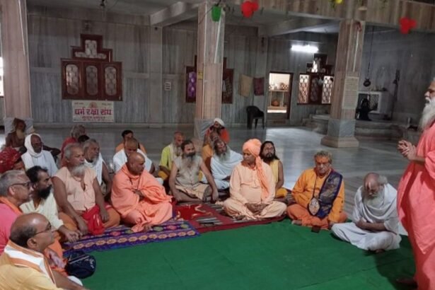 Mathura: श्रीराम मंदिर में धर्म सभा, प्रशासन से अवैध मजार हटाने की मांग