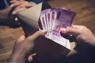 Meerut: चकबंदी अधिकारी का पेशकार रिश्वत लेते रंगे हाथ गिरफ्तार