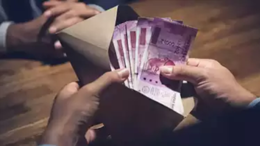 Meerut: चकबंदी अधिकारी का पेशकार रिश्वत लेते रंगे हाथ गिरफ्तार