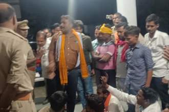 Meerut: लालगंज थाने में बजरंग दल के कार्यकर्ताओं ने किया घेराव, पुलिस पर लगाए आरोप