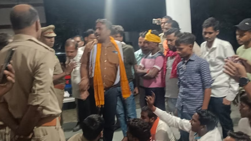Meerut: लालगंज थाने में बजरंग दल के कार्यकर्ताओं ने किया घेराव, पुलिस पर लगाए आरोप