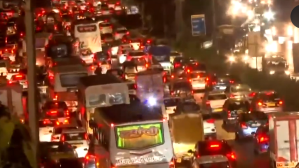 Mumbai: भारी बारिश के कारण मुंबई-पुणे में स्कूल-कॉलेज बंद, IMD ने जारी की चेतावनी, पुलिस और BMC अलर्ट