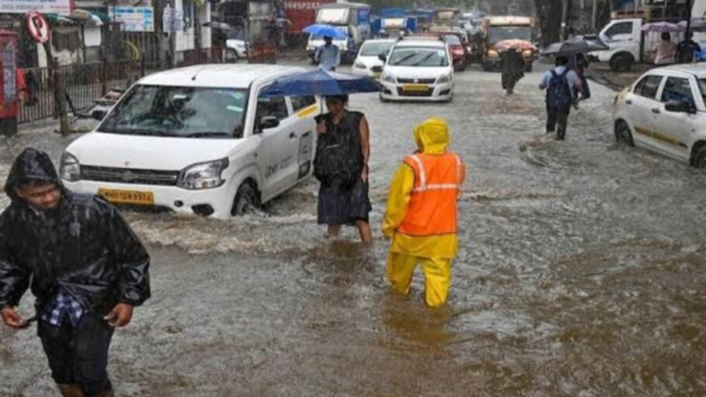 Mumbai में भारी बारिश के बादल थमने पर भी स्कूल बंद, 4 मौतें दर्ज