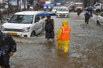 Mumbai में भारी बारिश के बादल थमने पर भी स्कूल बंद, 4 मौतें दर्ज