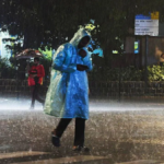 Mumbai से दिल्ली तक, आज के मौसम में बदलाव और बारिश की चेतावनी