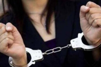 Noida Police की कड़ी कार्रवाई, एक किलोग्राम से अधिक गांजा और अवैध हथियार जब्त