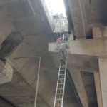 Noida Sector 25 के सामने एलिवेटेड रोड पर स्कूटी सवार युवती का एक्सीडेंट