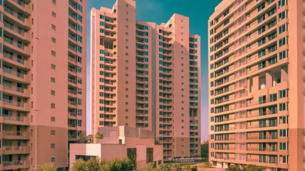 Noida के हाई-राइज फ्लैट्स में धूप की कमी से बच्चों और बुजुर्गों