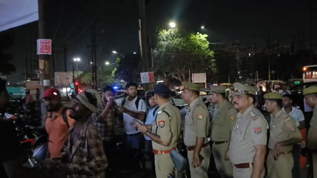 Noida: थाना 58 में पुलिस ने बढ़ाई सुरक्षा, लक्ष्मी सिंह के आदेश पर पैदल मार्च