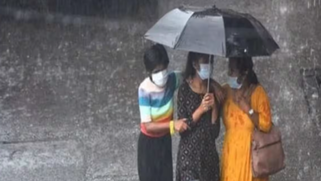 Patna में बारिश से बढ़ी परेशानी, वीर कुंवर सिंह आजाद पार्क के सामने की सड़क जर्जर