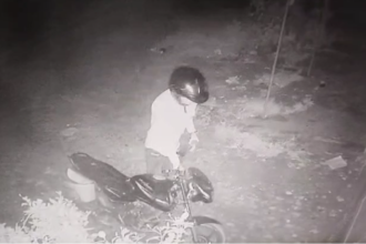 UP News: कुशीनगर में बाइक चोरी की घटना सीसीटीवी में कैद