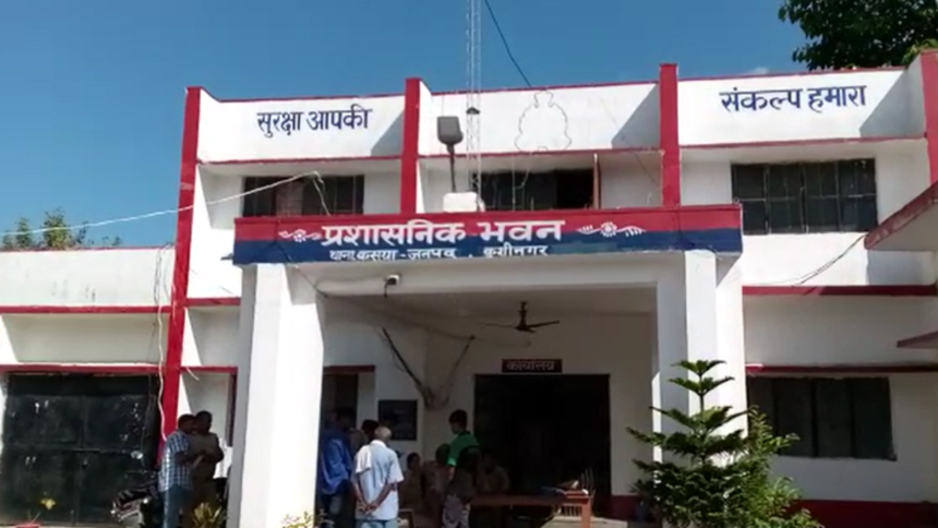 UP: कुशीनगर में 25 हज़ार का इनामी बदमाश मुठभेड़ के बाद गिरफ्तार 1 UP: कुशीनगर में 25 हज़ार का इनामी बदमाश मुठभेड़ के बाद गिरफ्तार