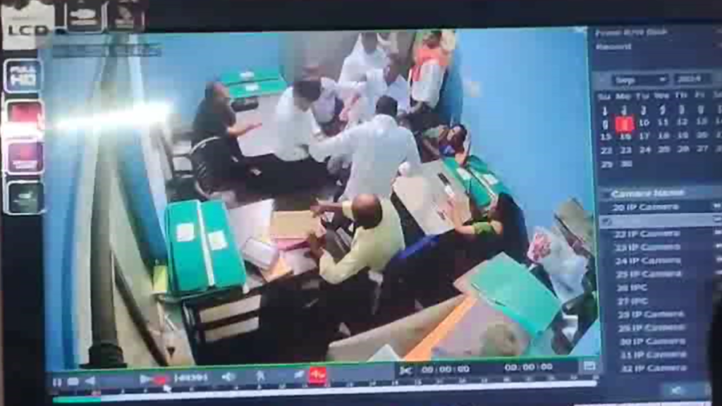 UP: देवरिया नगर पालिका कार्यालय में सभासदों द्वारा कर्मचारी की पिटाई का वीडियो वायरल