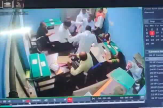 UP: देवरिया नगर पालिका कार्यालय में सभासदों द्वारा कर्मचारी की पिटाई का वीडियो वायरल