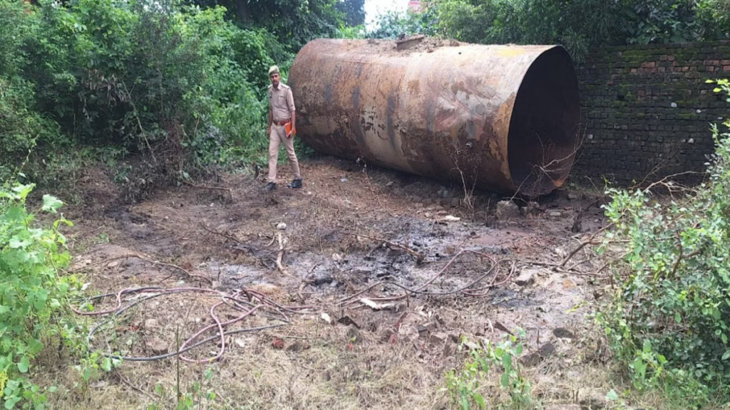 UP: 'प्रतापगढ़' गैस कटर से टैंक काटते वक्त हुआ जोरदार ब्लास्ट