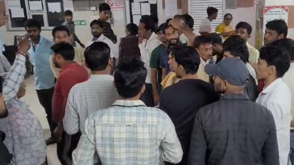 UP: फिरोजाबाद जिले के मेडिकल कॉलेज में प्रसव के बाद हंगामा