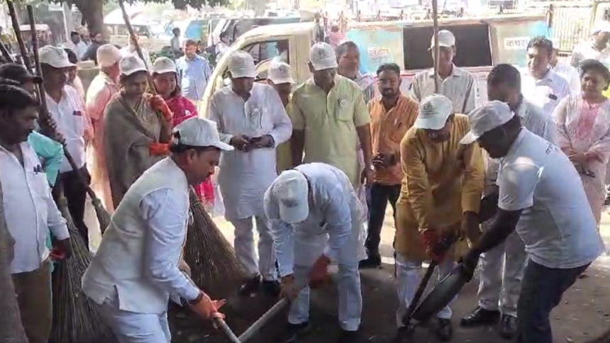 UP: राज्यमंत्री कपिल देव अग्रवाल ने हापुड़ में शुरू किया स्वच्छता पखवाड़ा