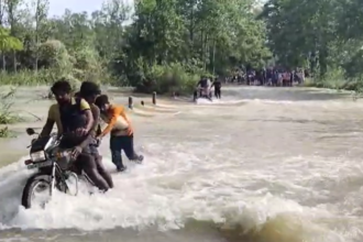 UP: लखीमपुर खीरी, बनबसा बैराज से छोड़े गए पानी ने पलिया और धौरहरा के कई इलाकों को किया जलमग्न