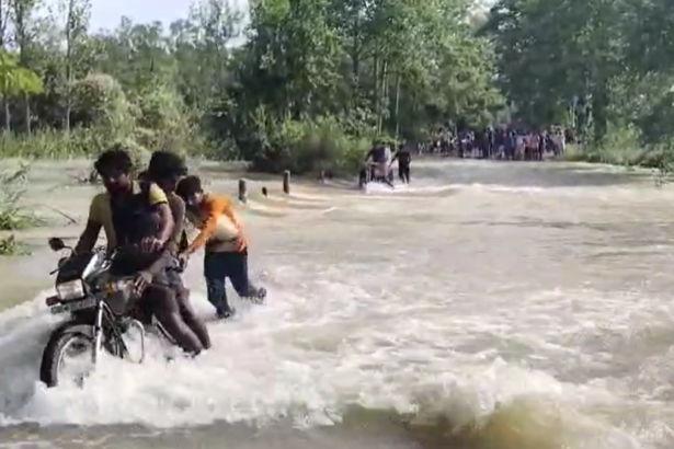 UP: लखीमपुर खीरी, बनबसा बैराज से छोड़े गए पानी ने पलिया और धौरहरा के कई इलाकों को किया जलमग्न