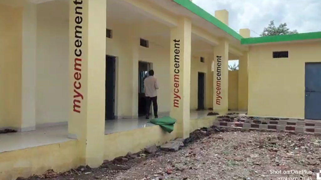 UP: शर्मनाक! एमपी के सरकारी स्कूल में बच्चों से टॉयलेट साफ कराए जाने पर हंगामा